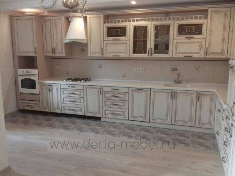 большая угловая кухня в классическом стиле в Тольятти